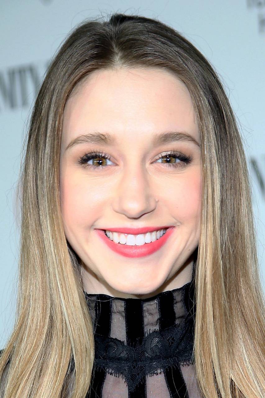 853x1280 Taissa Farmiga wallpaper