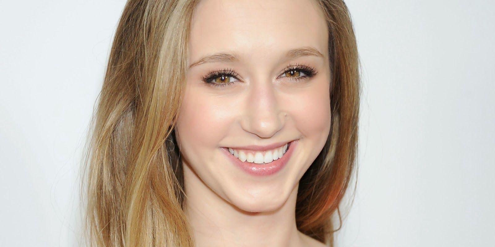 1600x800 Hollywood Celebrities Wallpaper: Taissa Farmiga