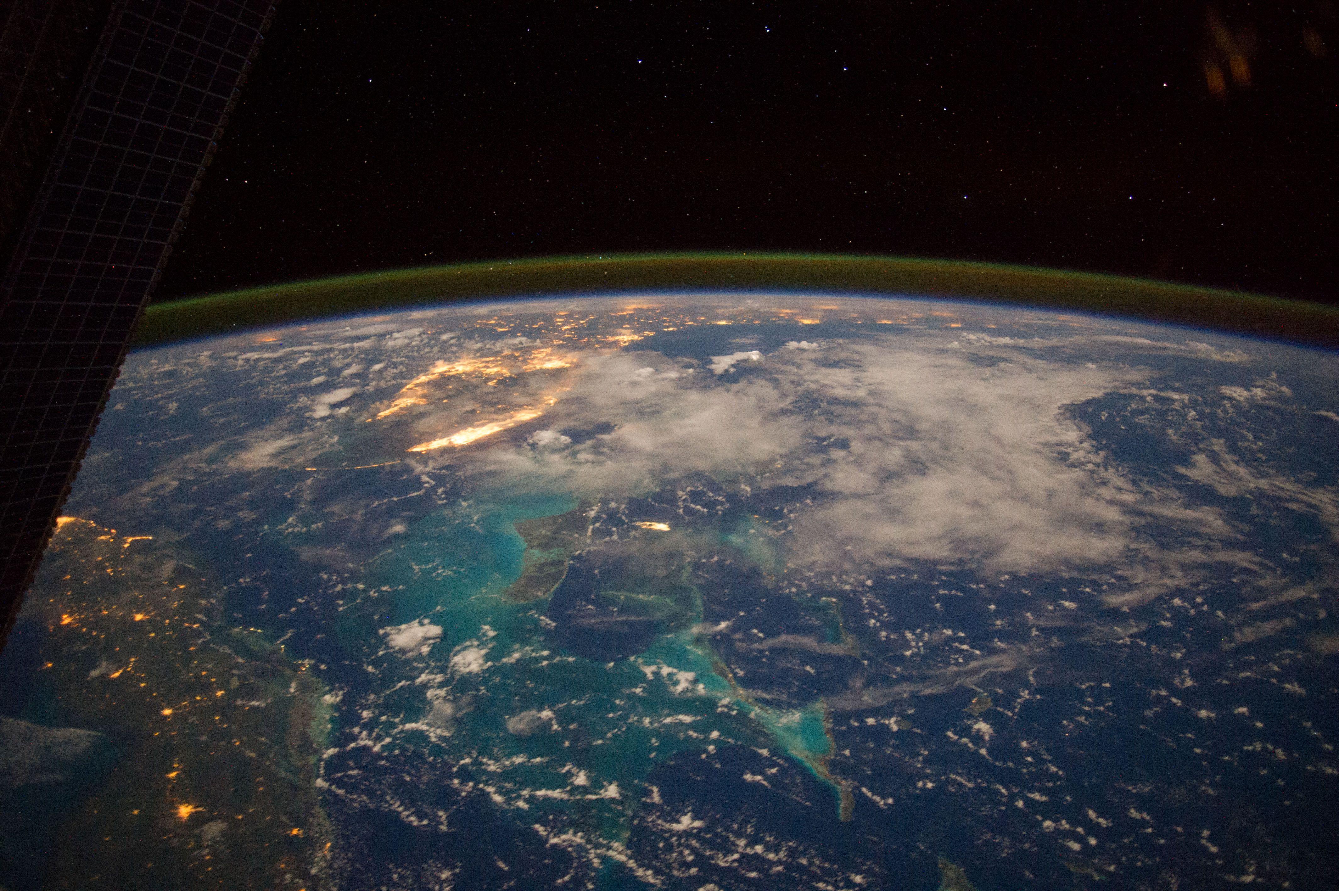 4256x2832 Astronauts Put Flat Earth Rapper B.o.B. Back In His Place