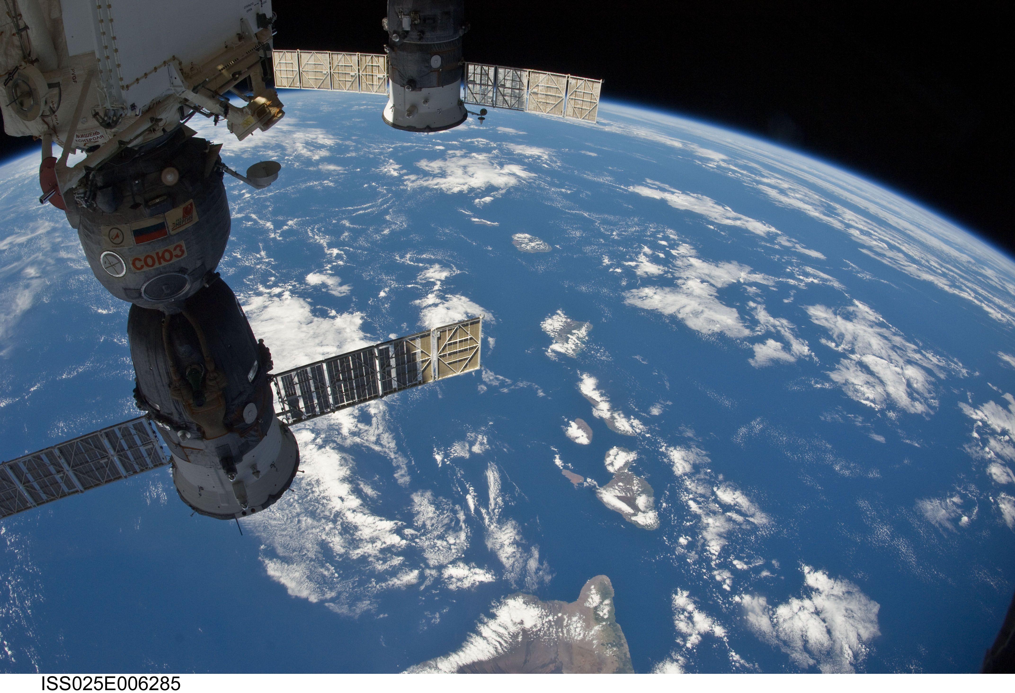 Настоящие спутники. МКС С земли. Вид земли из космоса. Снимки земли с МКС. Вид на землю с МКС.