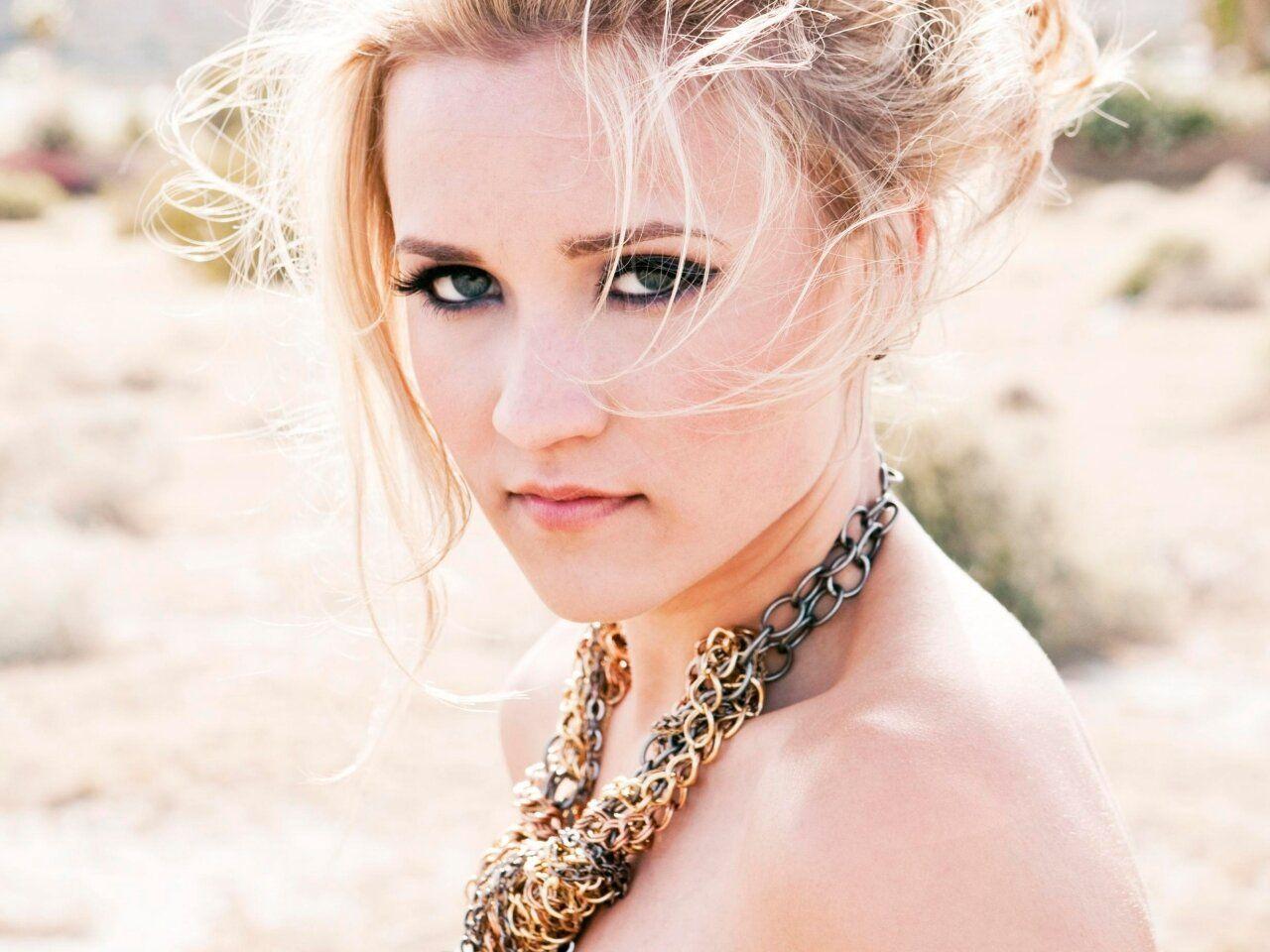 1280x960 Emily Osment Wallpaper, DeskK HD Widescreen Picture