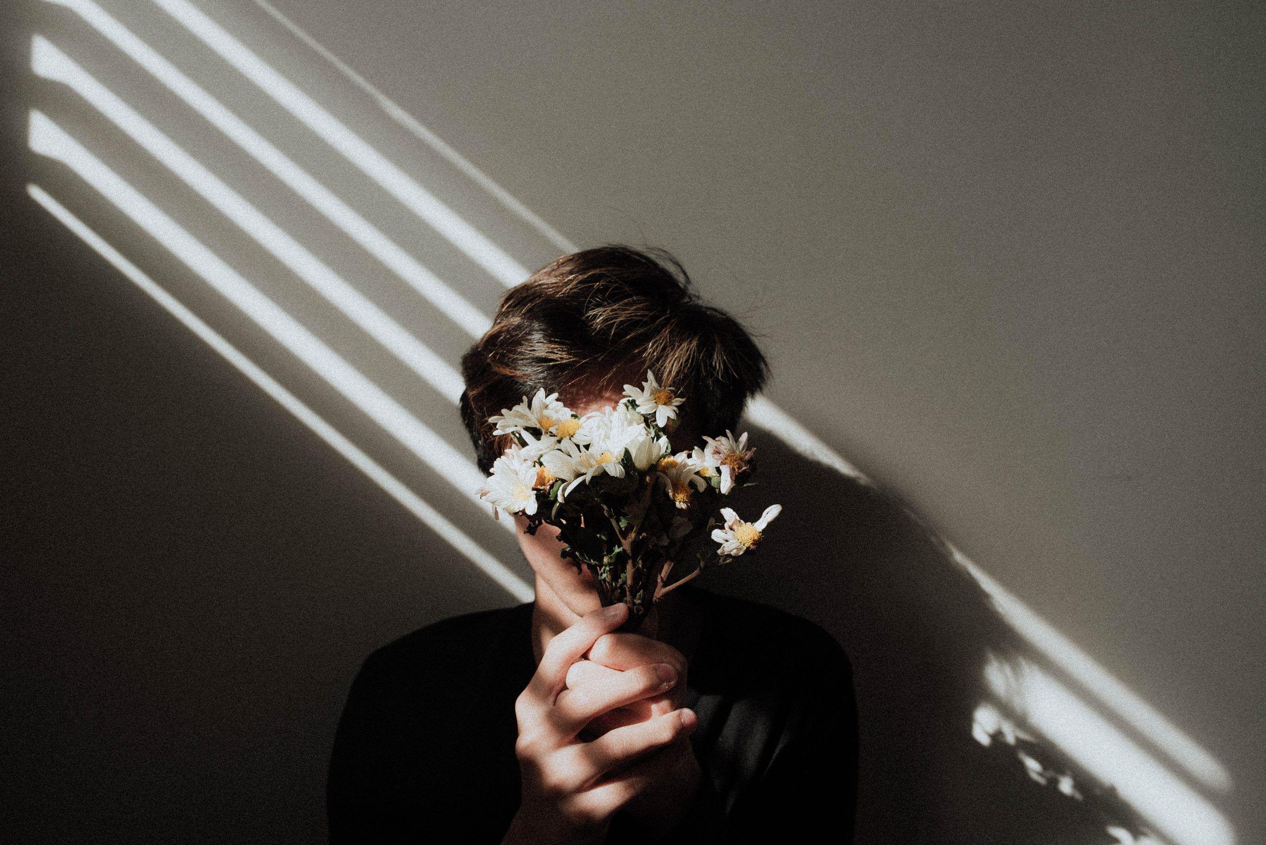 2560x1709 Aesthetic Wallpaper • Holding white daisy flowers wallpaper