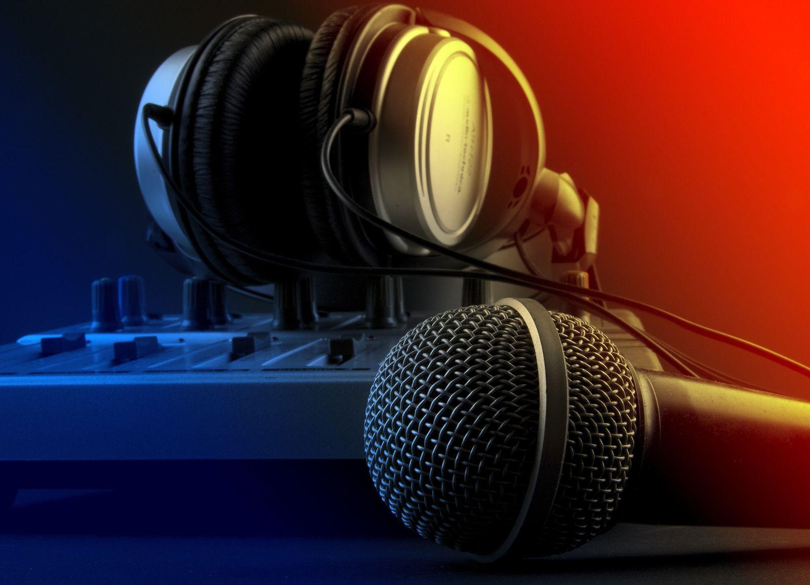 1600x1155 Microphone PowerPoint Background. Retro