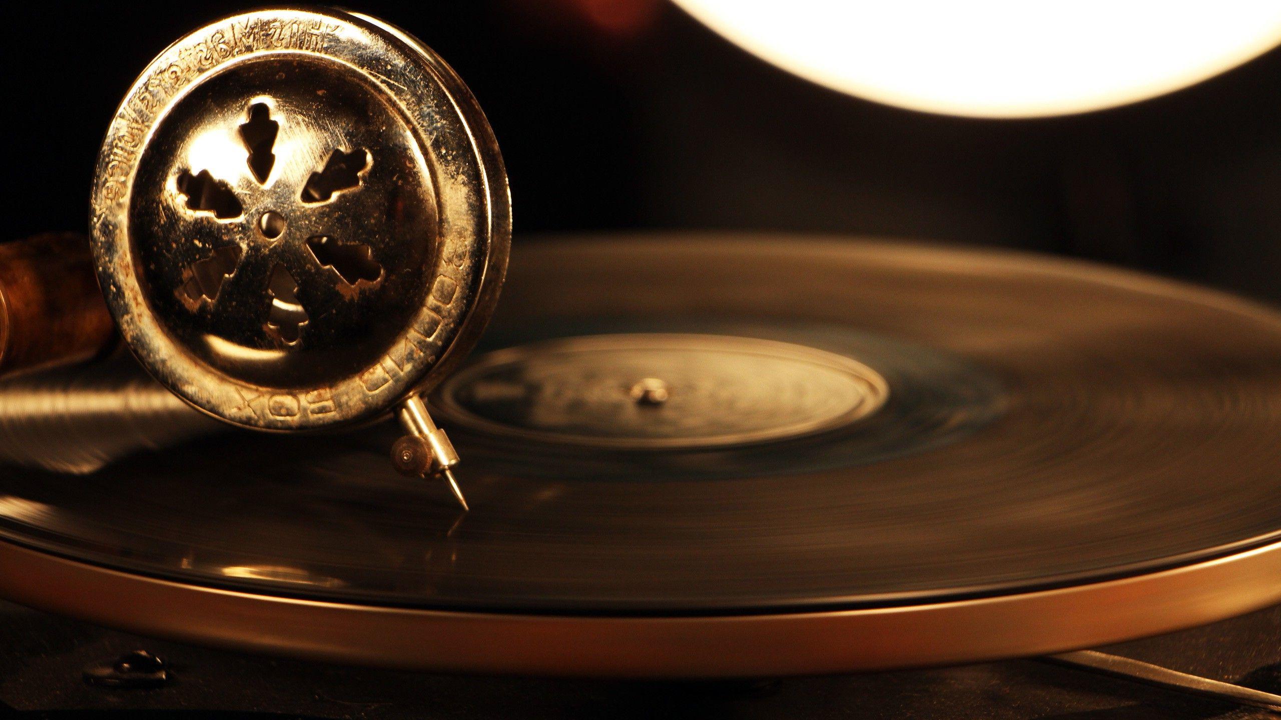 2560x1440 Gramophone, Vintage, Vinyl, Technology, Music, Abandoned
