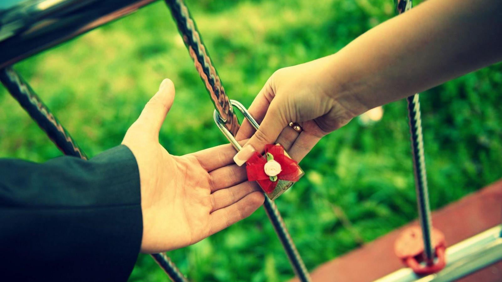 1600x900 Free download Love Couple Lock Together Forever HD Wallpaper