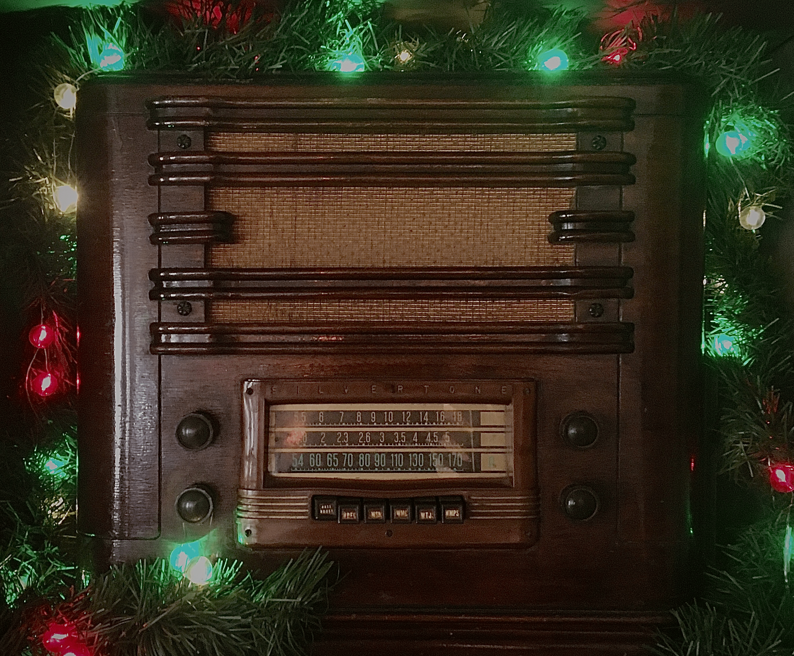 2742x2267 ITAP of an old radio with Christmas lights #photo #background