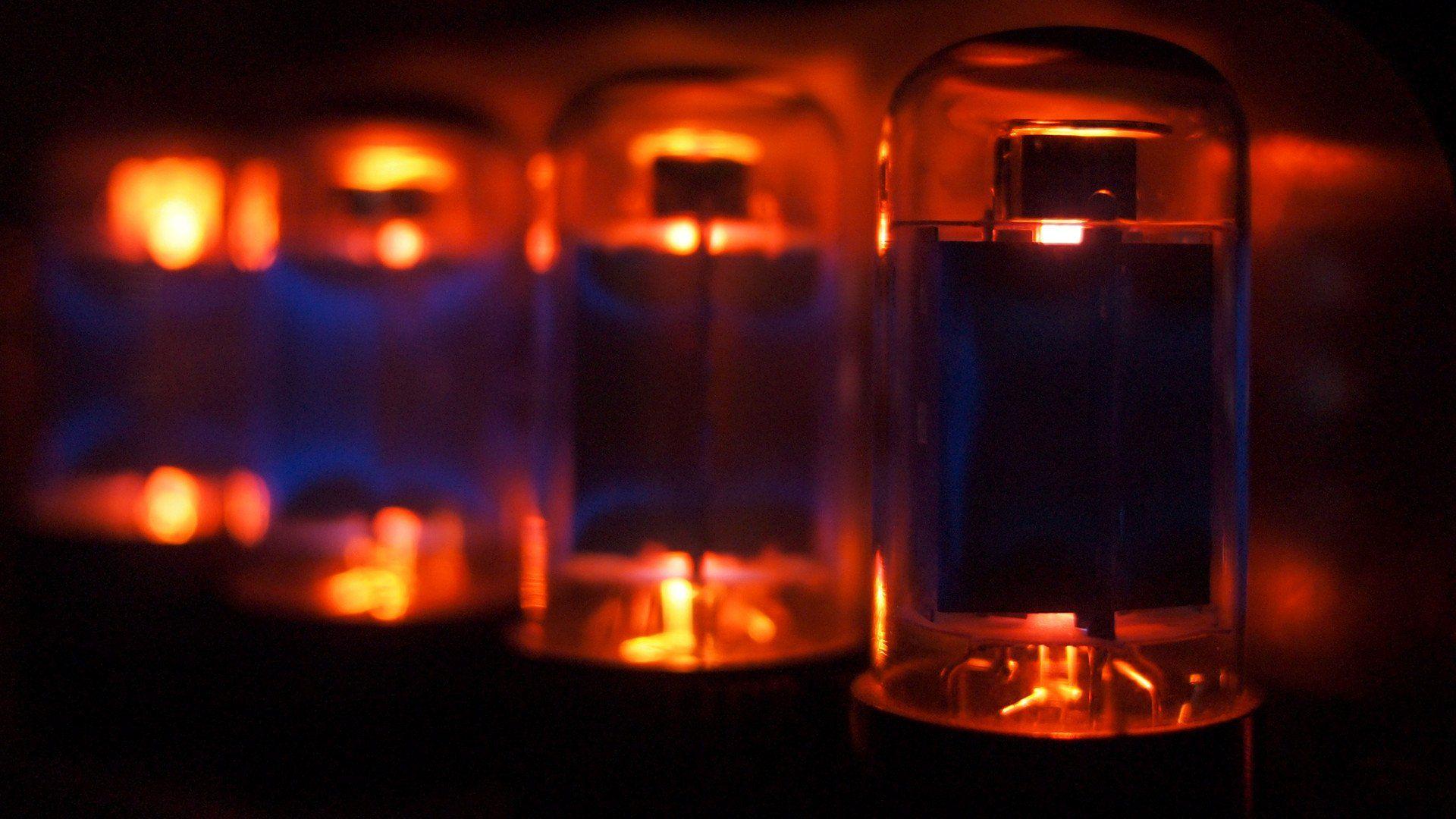 Glow tube. Радиолампа в темноте. Радиолампы светятся. Свечение радиоламп. Радиолампы в работе.