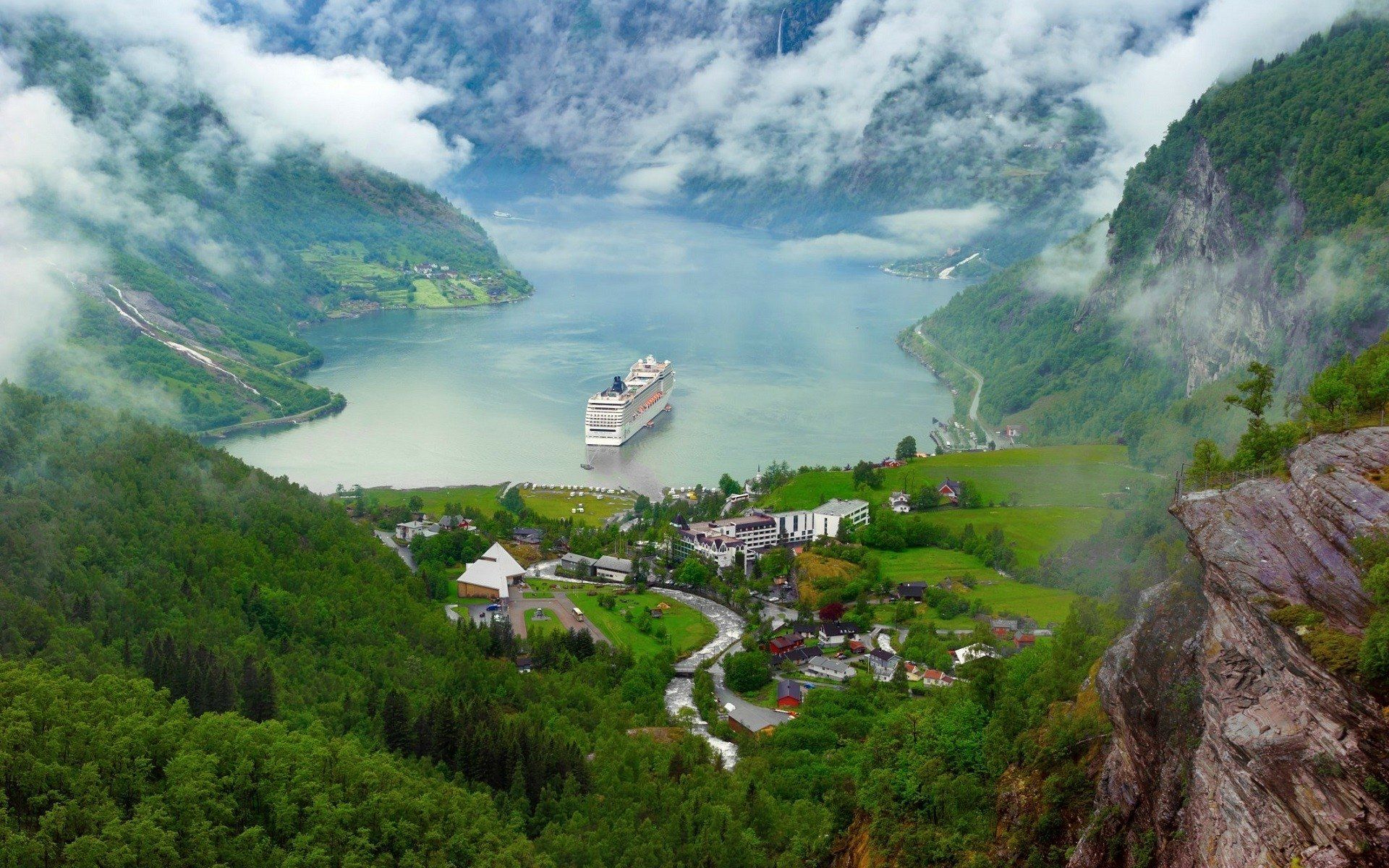 1920x1200 Serenity in Norway: A HD Wallpaper of Fjords and Foggy Landscapesx1200