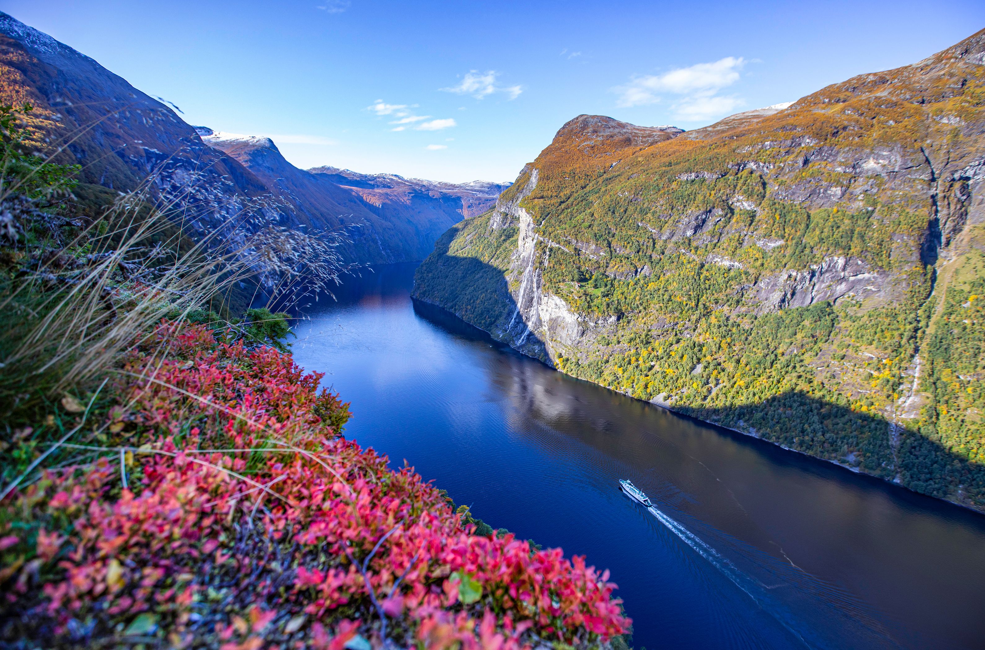 3179x2098 Discover the fjords in autumn