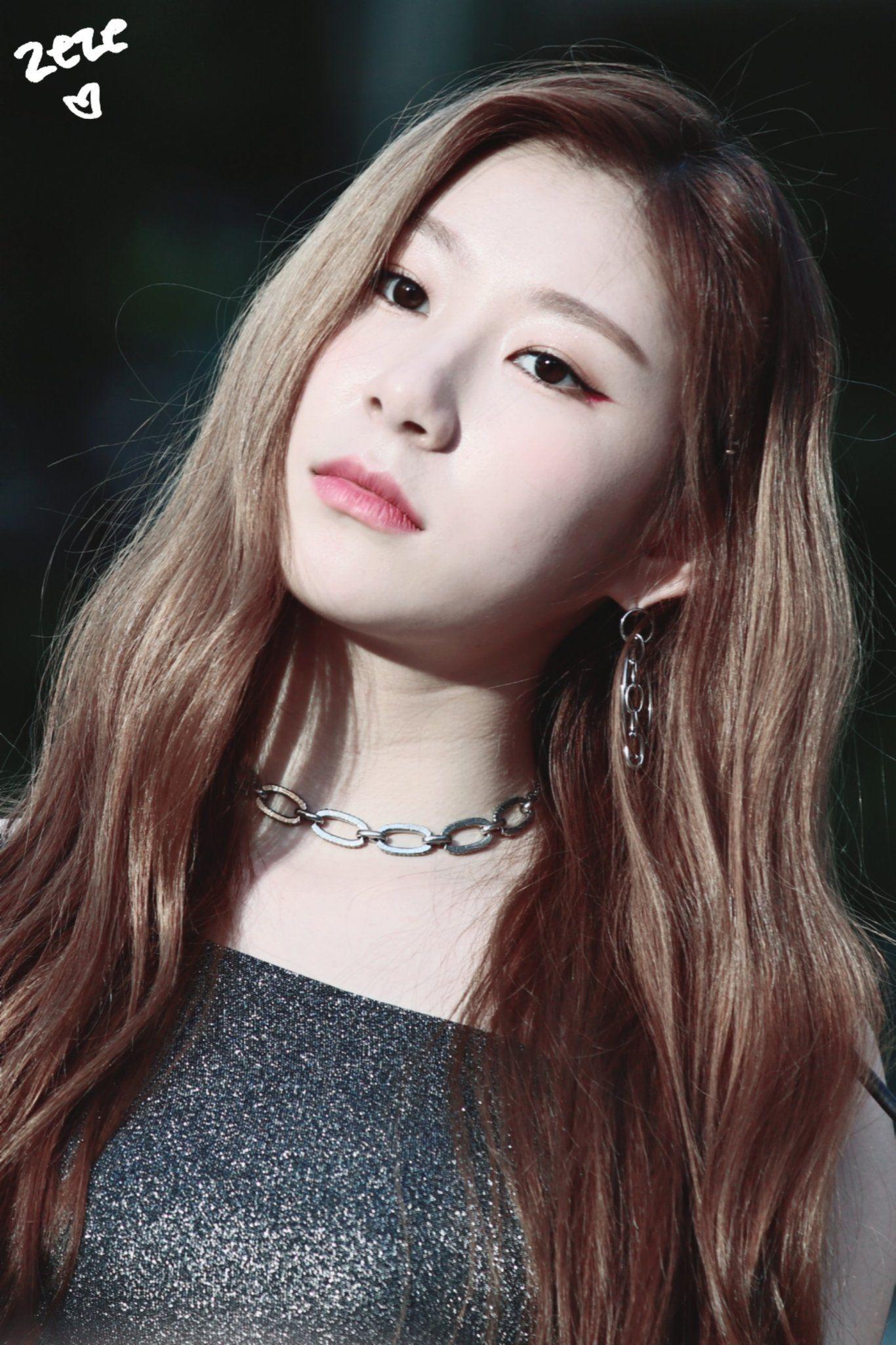 1366x2048 ZEZE on