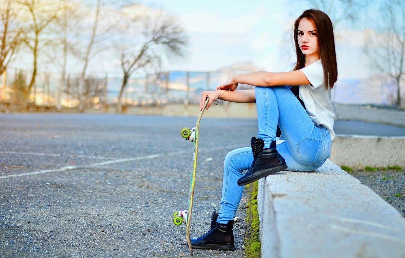 1332x850 Skater Girl Wallpaper