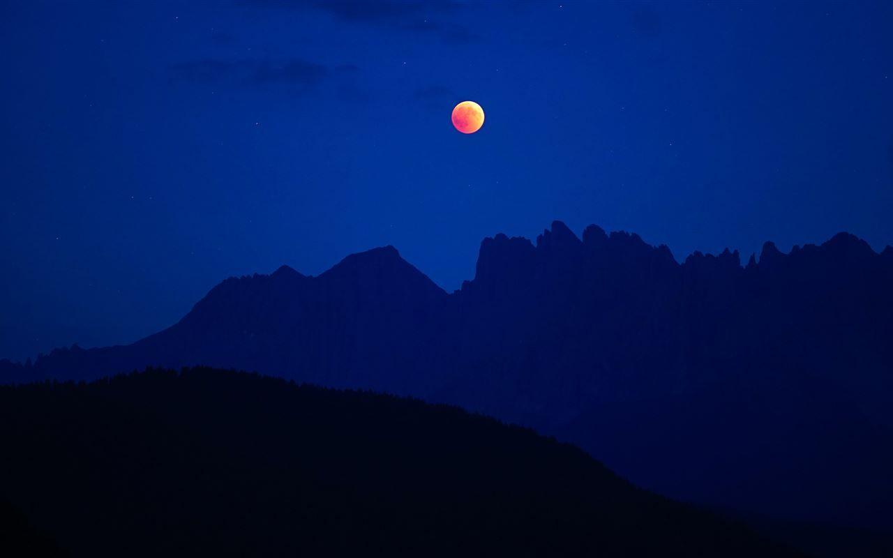 1280x800 lunar eclipse with silhouette mountain MacBook Air Wallpaper