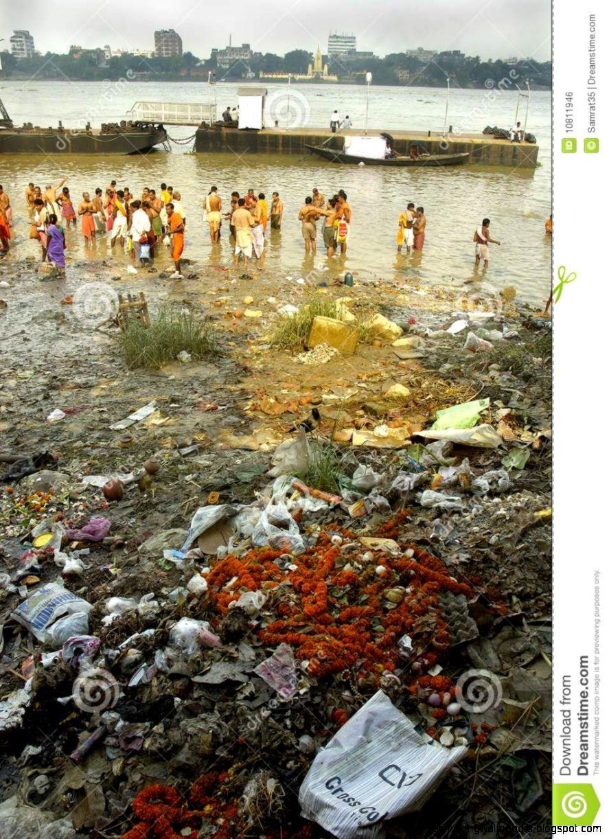 887x1222 Ganges River Pollution