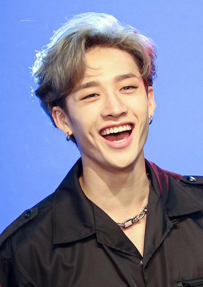 848x1199 Stray Kids' Bang Chan Tugged On Lee Know's Shirt, So He Did This