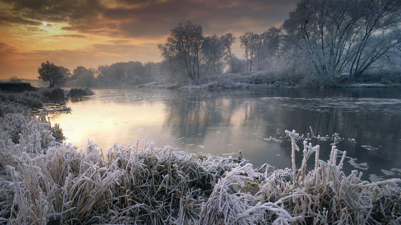 1366x768 River Avon in winter, Worcestershire, England Wallpaper