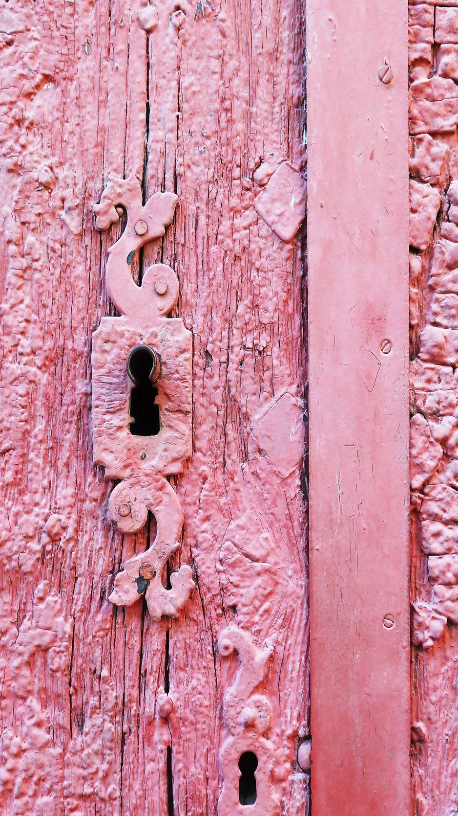 938x1668 Download wallpaper 938x1668 keyhole, door, pink, shabby, old
