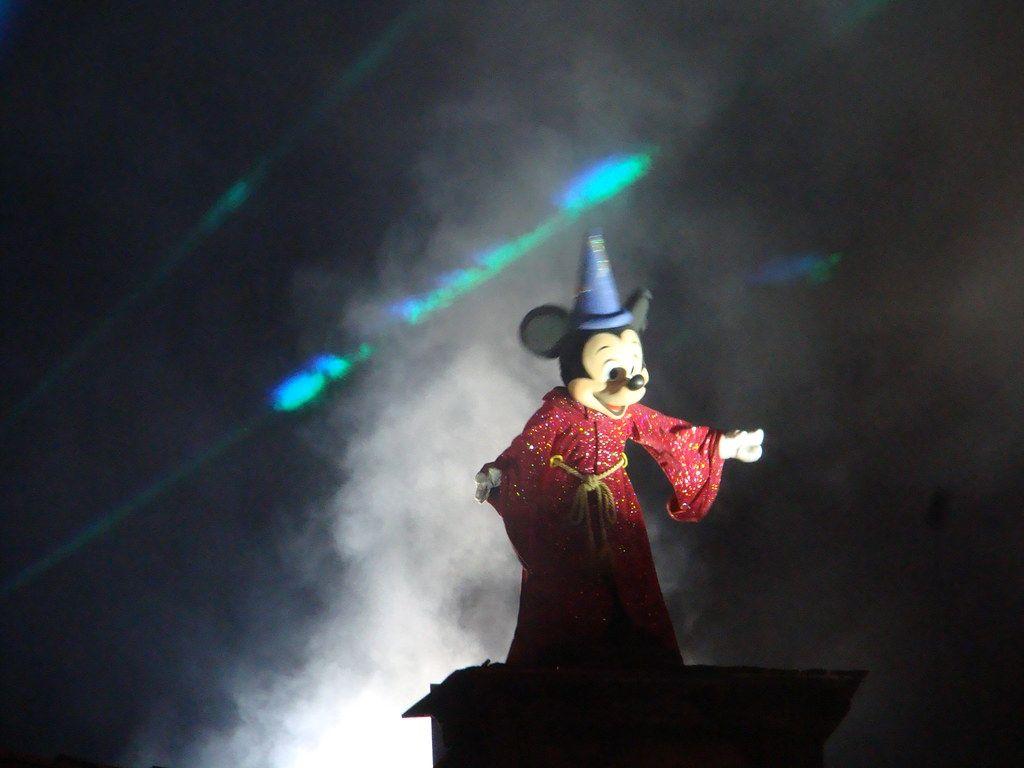 1024x768 Fantasmic: Sorcerer Mickey