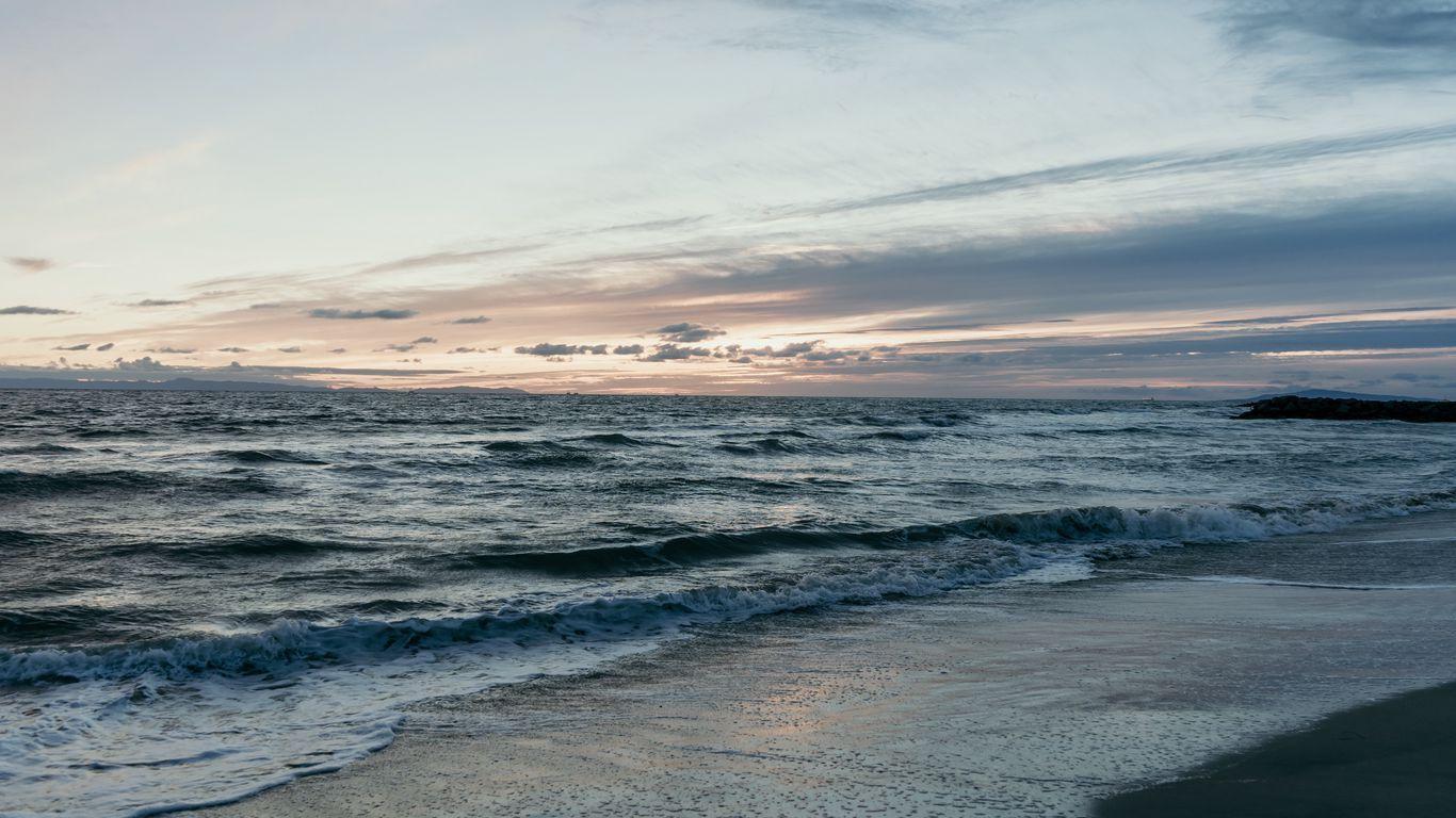1366x768 Download wallpaper 1366x768 beach, sea, waves, horizon, dusk