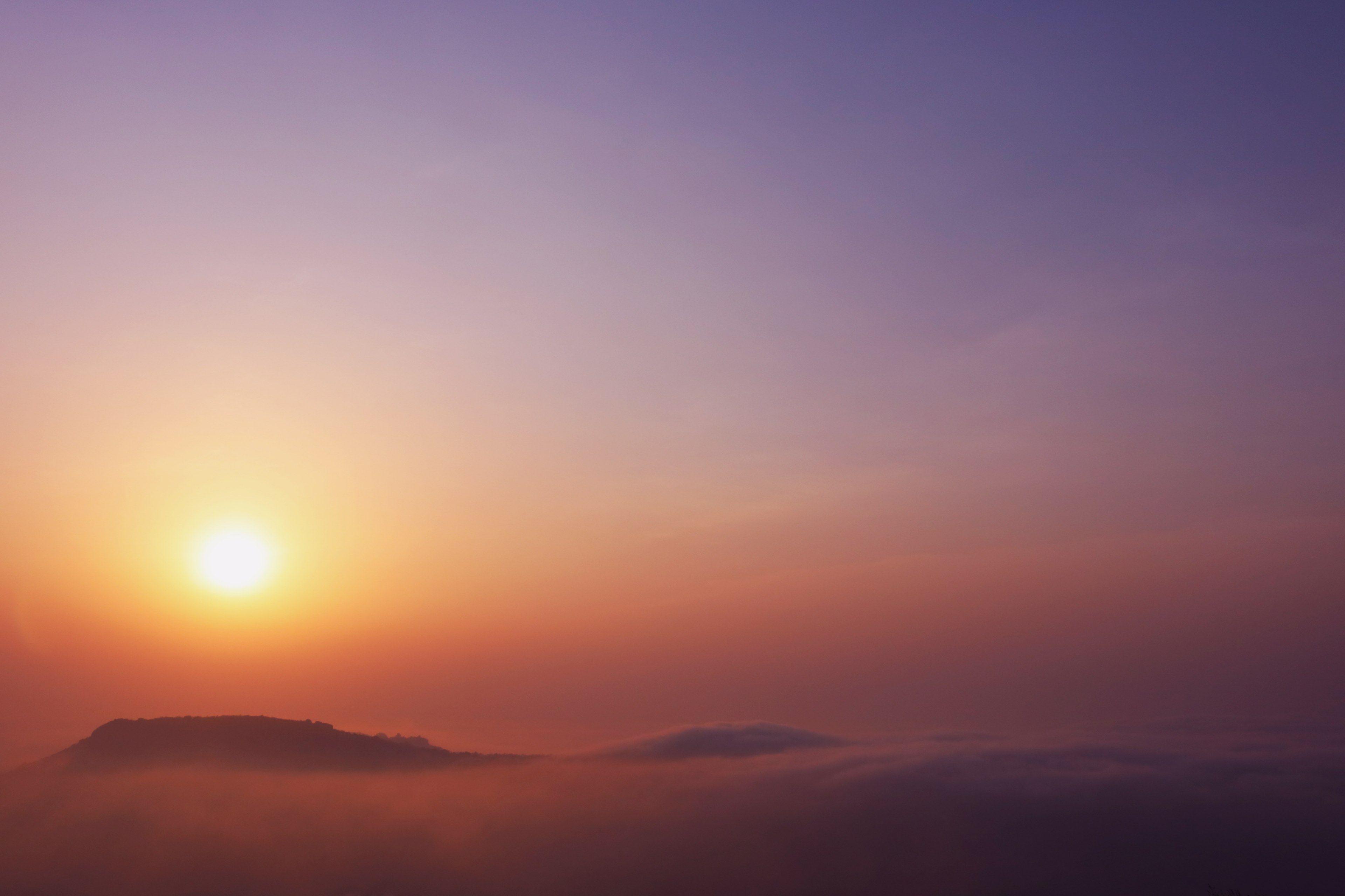 3840x2560 a gradient from orange to pink to purple and blue is created