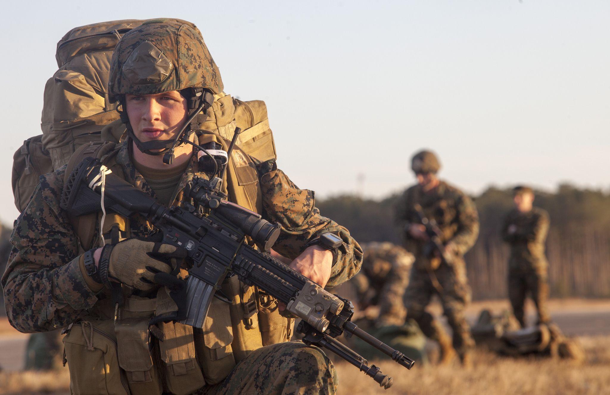 2048x1329 Wallpaper Army Rifles Soldiers Landing operation Military 2048x1329