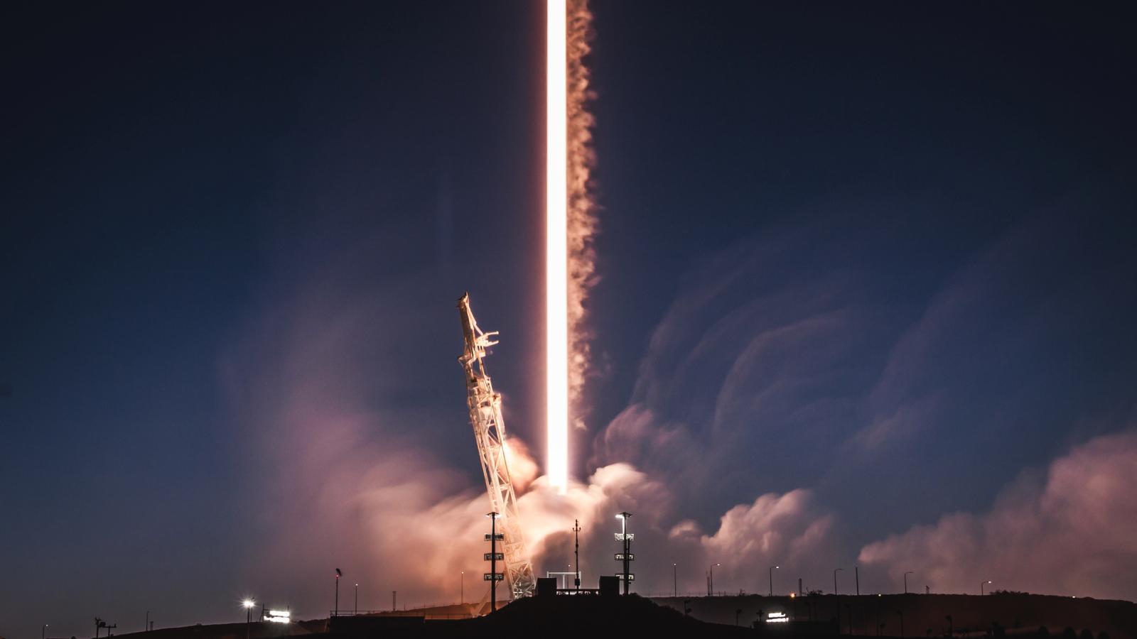 1600x900 SpaceX Launch Wallpaper