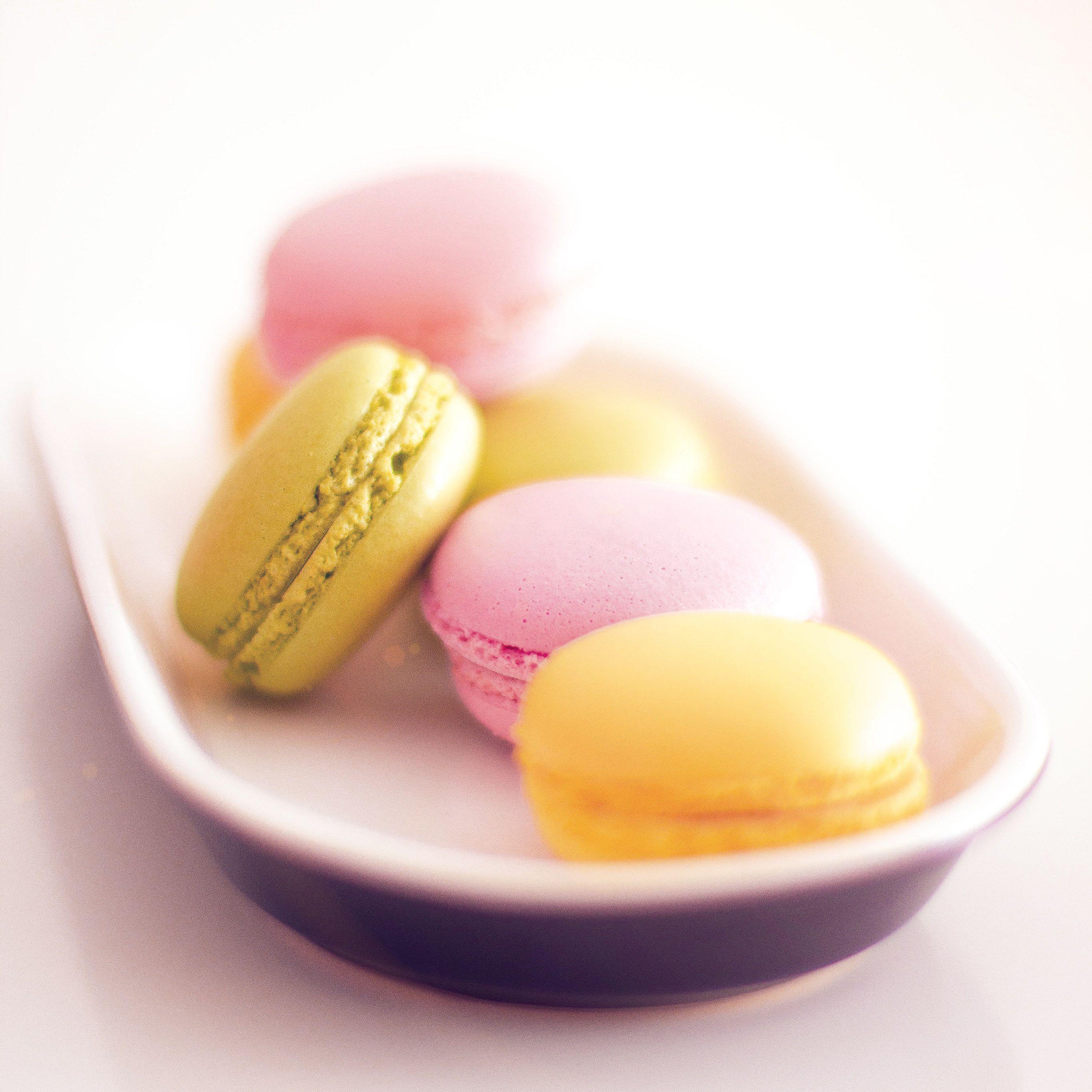 2732x2732 Macaroon Food Cookie Eat Hungry Flare Wallpaper