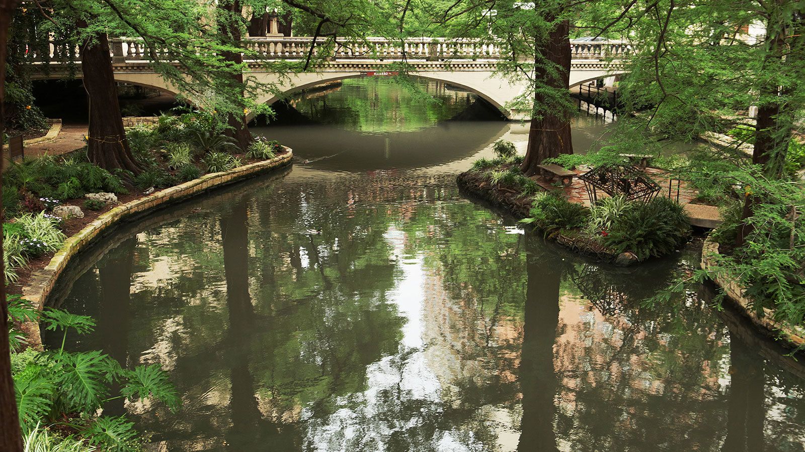 1600x900 San Antonio River Walk