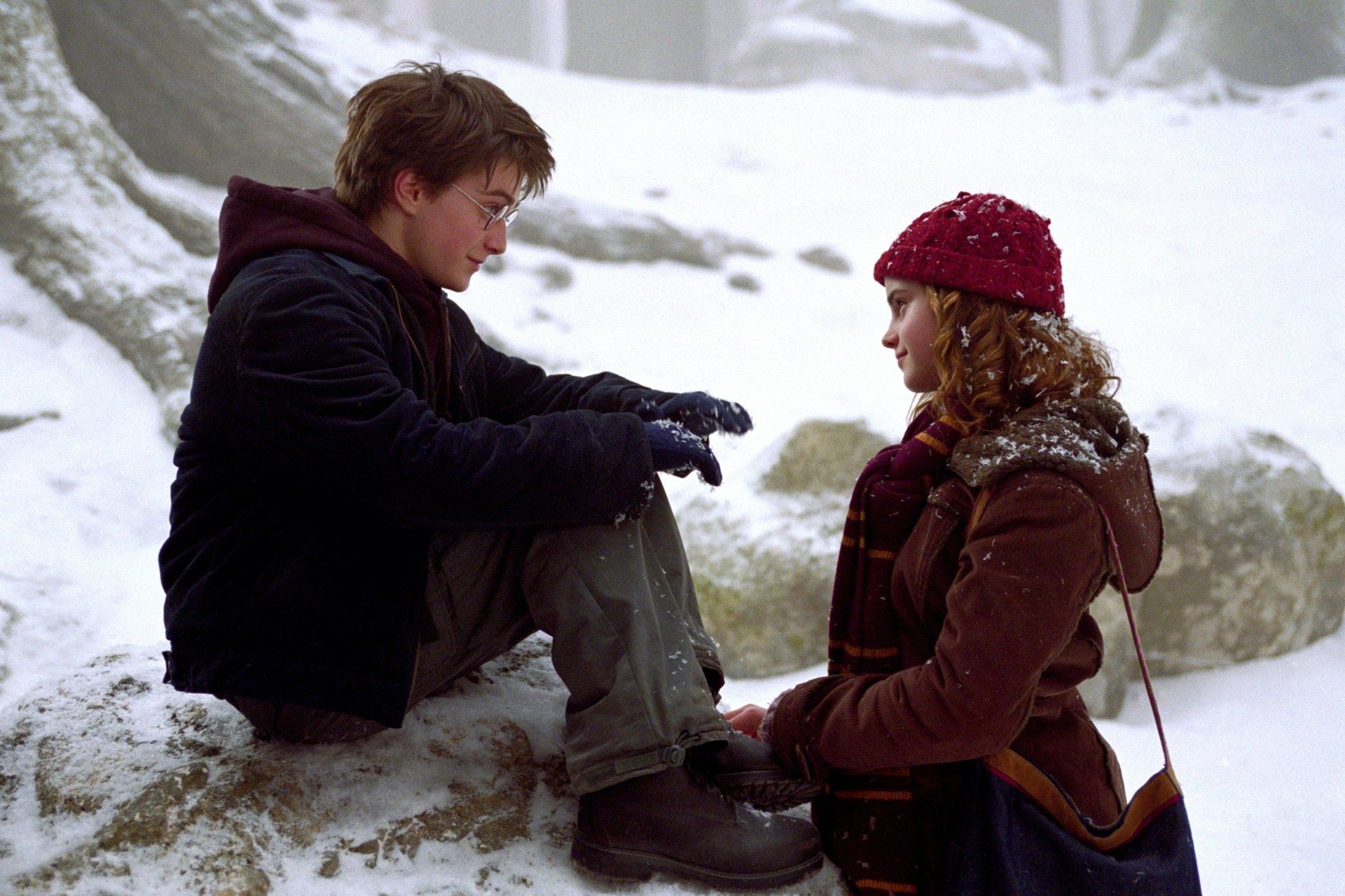 1920x1280 Harry Potter & Hermione Granger in Snow. Prisoner of Azkaban HD Wallpaperx2400