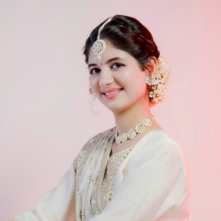 900x900 Harshaali Malhotra Wallpaper