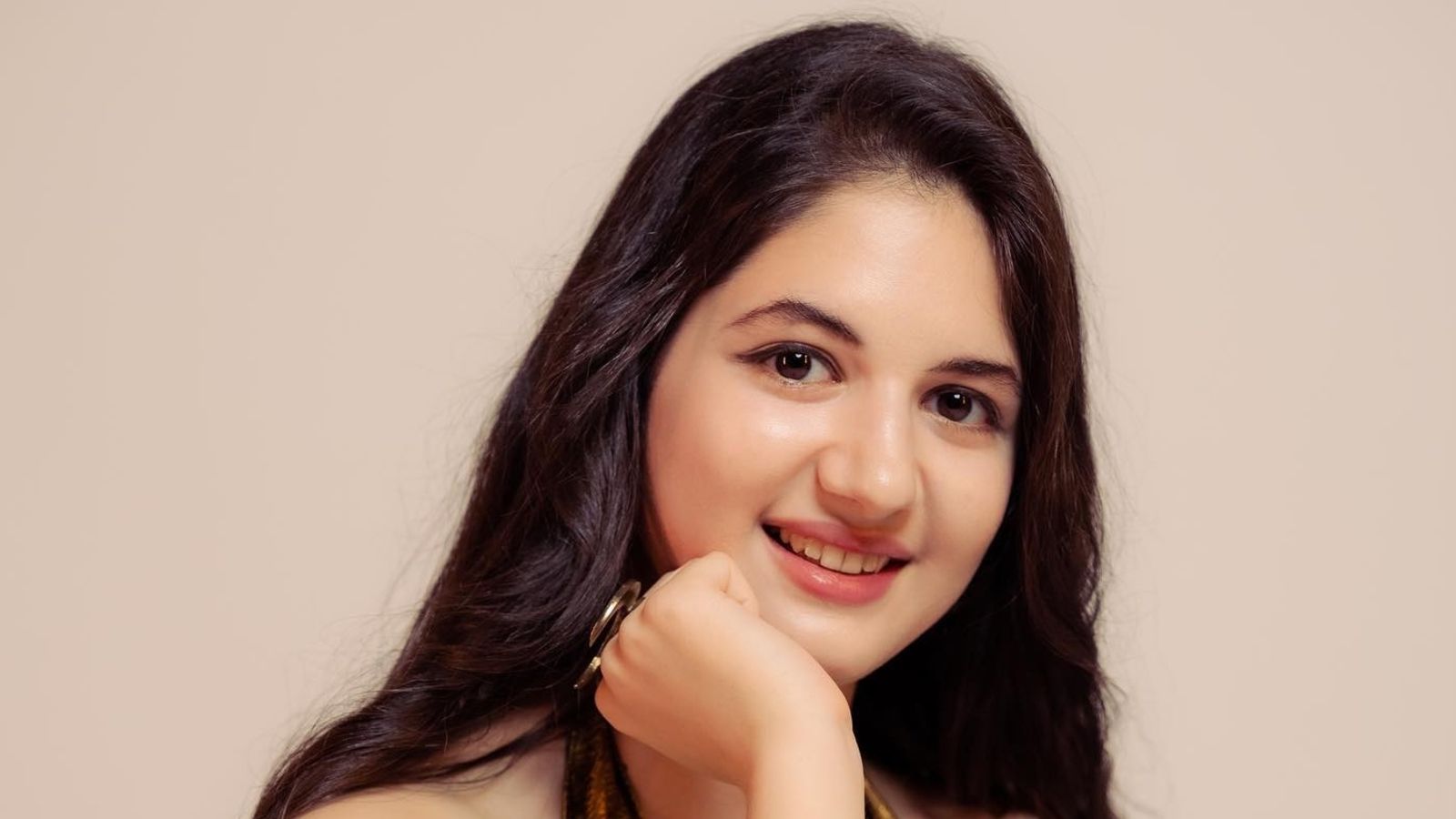 1600x900 Harshaali Malhotra Wallpaper
