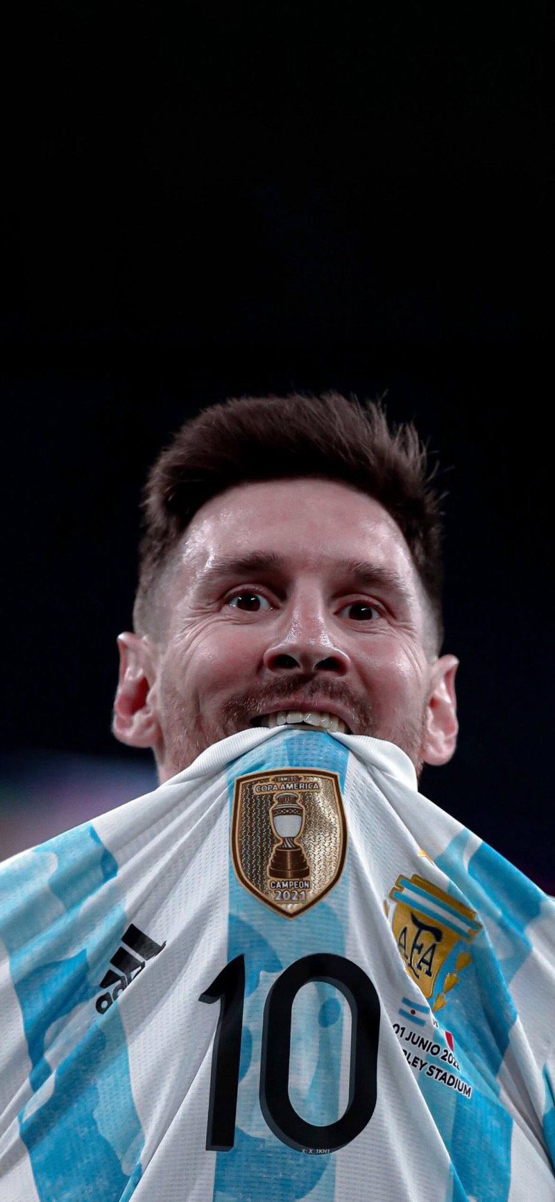 800x1731 Lionel Messi celebrates Finalissima 2022 victory Football Wallpaper