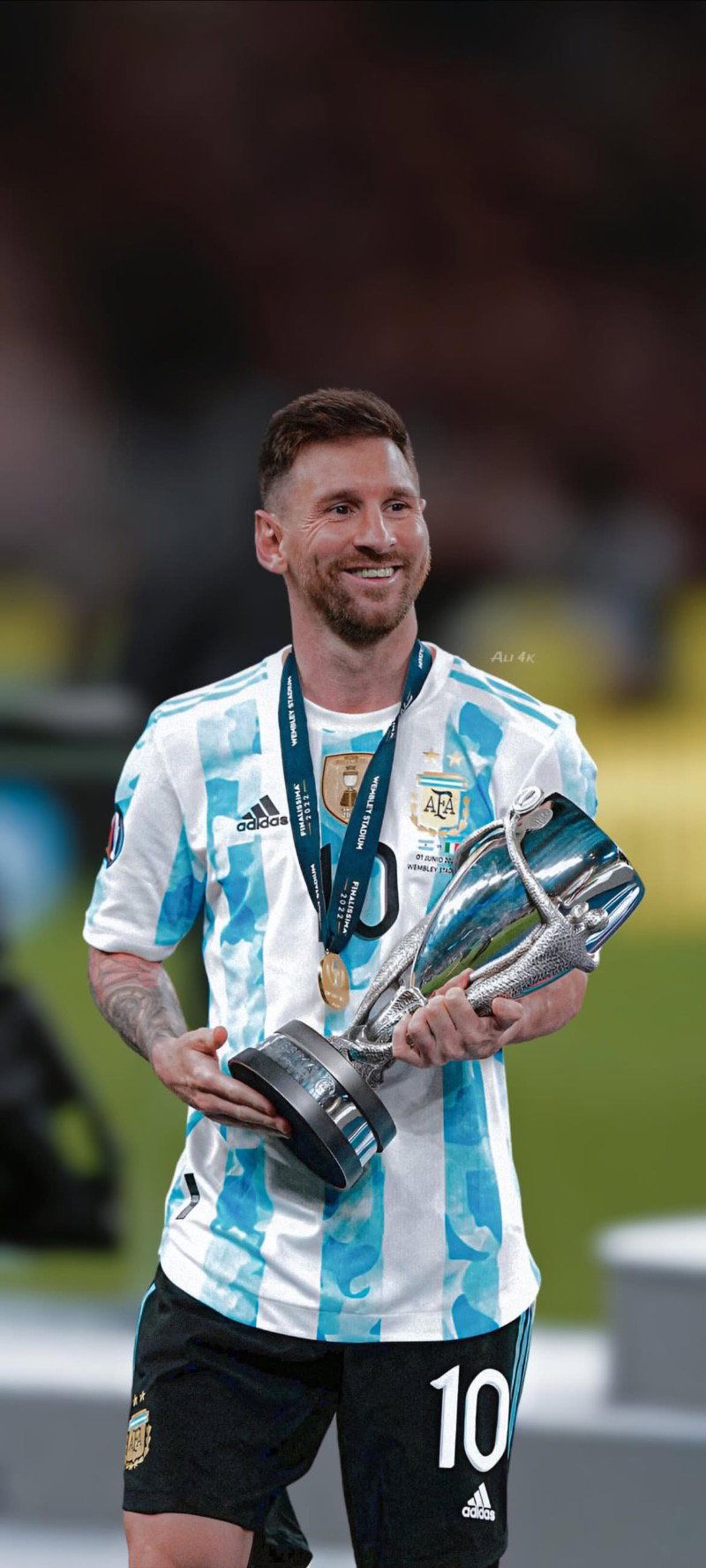 800x1776 Lionel Messi celebrating with Finalissima trophy Football Wallpaper