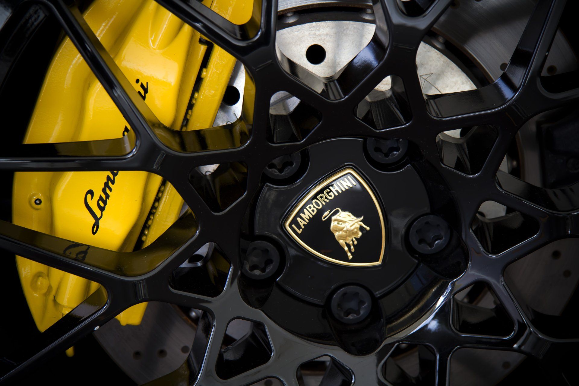 1920x1280 Lamborghini Wheel Close Up 4K Ultra HD Wallpaper By Luke Pricex3456