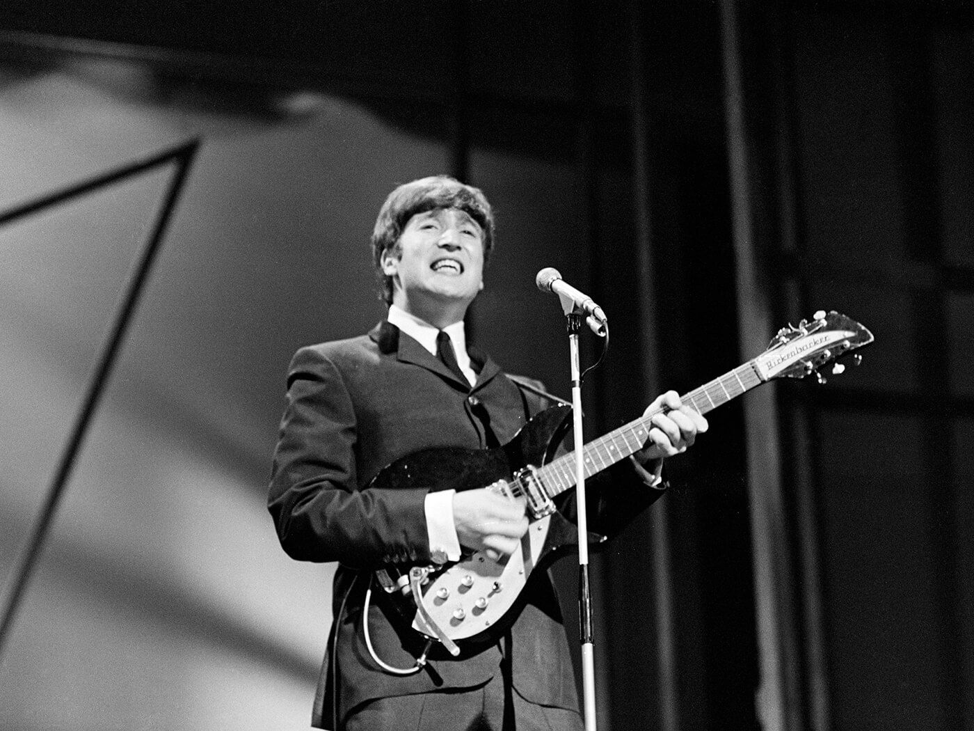 1400x1050 How to play chords like John Lennon Part 1