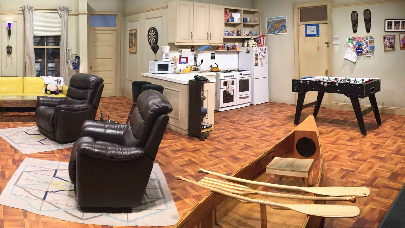 1600x900 Friends: 10 Easy Ways To Recreate Joey & Chandler's Apartment