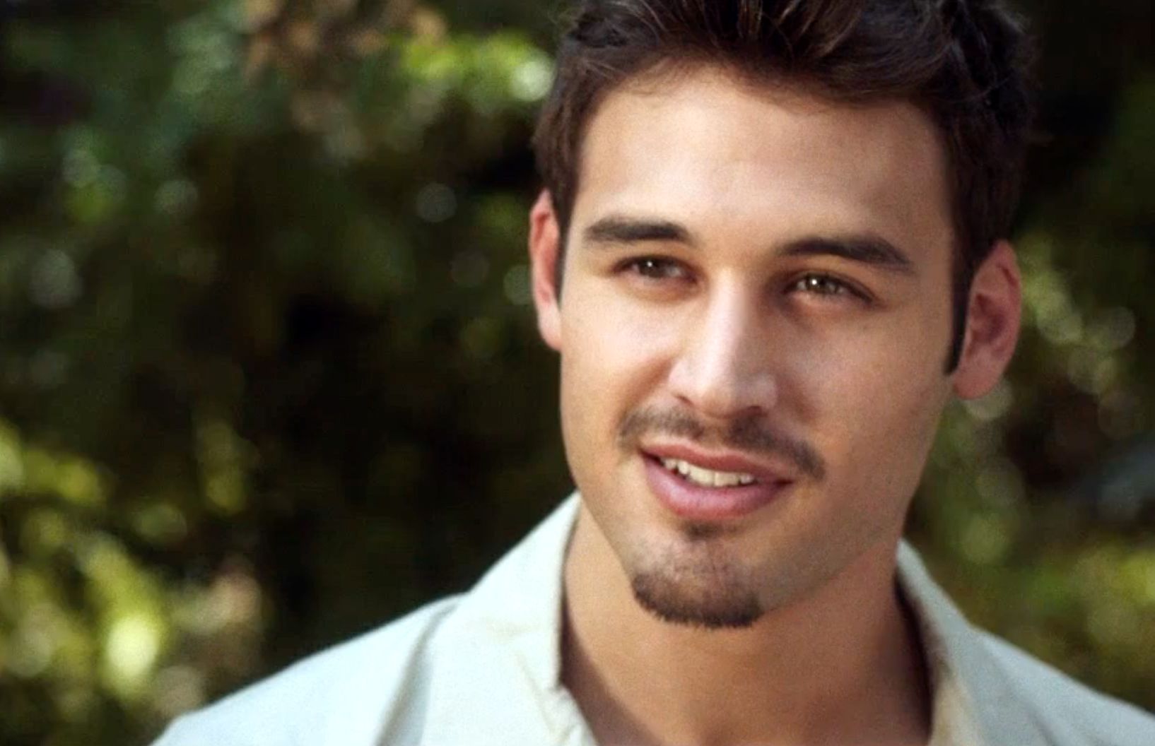 1634x1056 Ryan Guzman