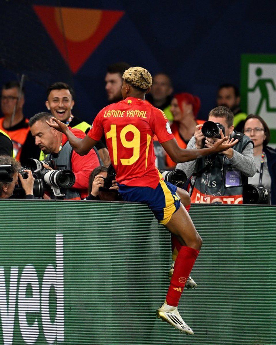 959x1199 All Barcelona and Lamine Yamal fans, here is your new wallpaper