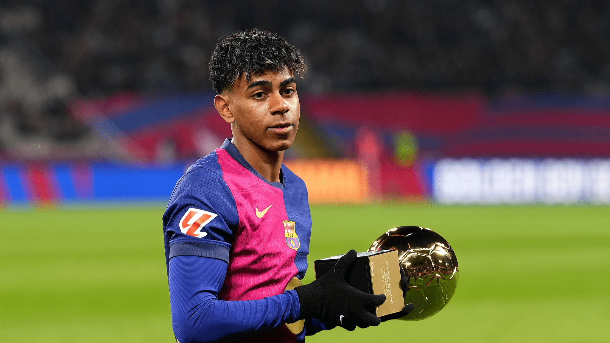 2048x1152 Barcelona's Lamine Yamal receives 2024 Golden Boy trophy