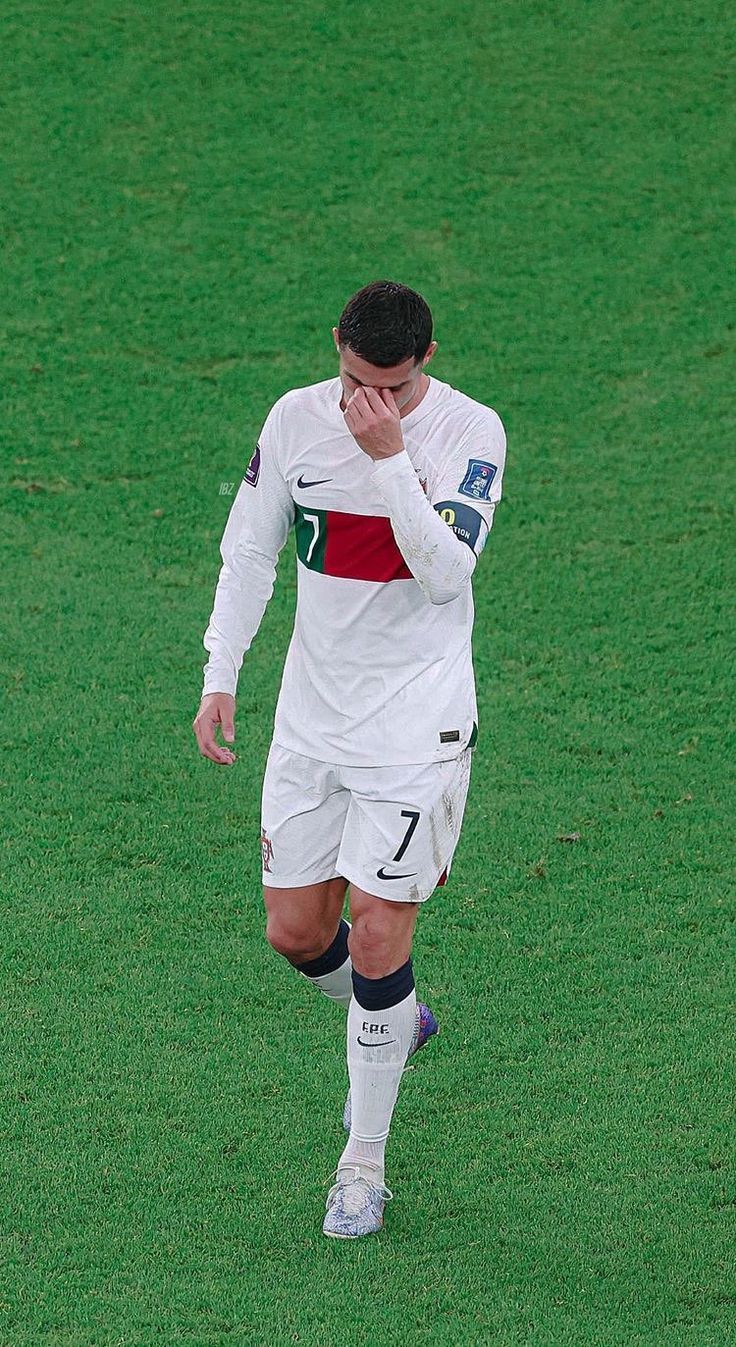 736x1347 Cristiano Ronaldo Portugal sad pfp lockscreen wallpaper