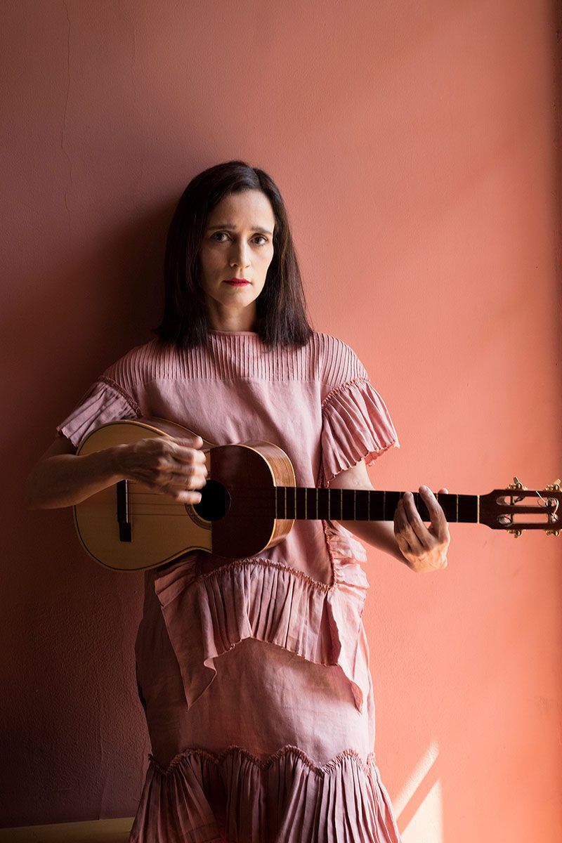 800x1200 Julieta Venegas Wallpaper