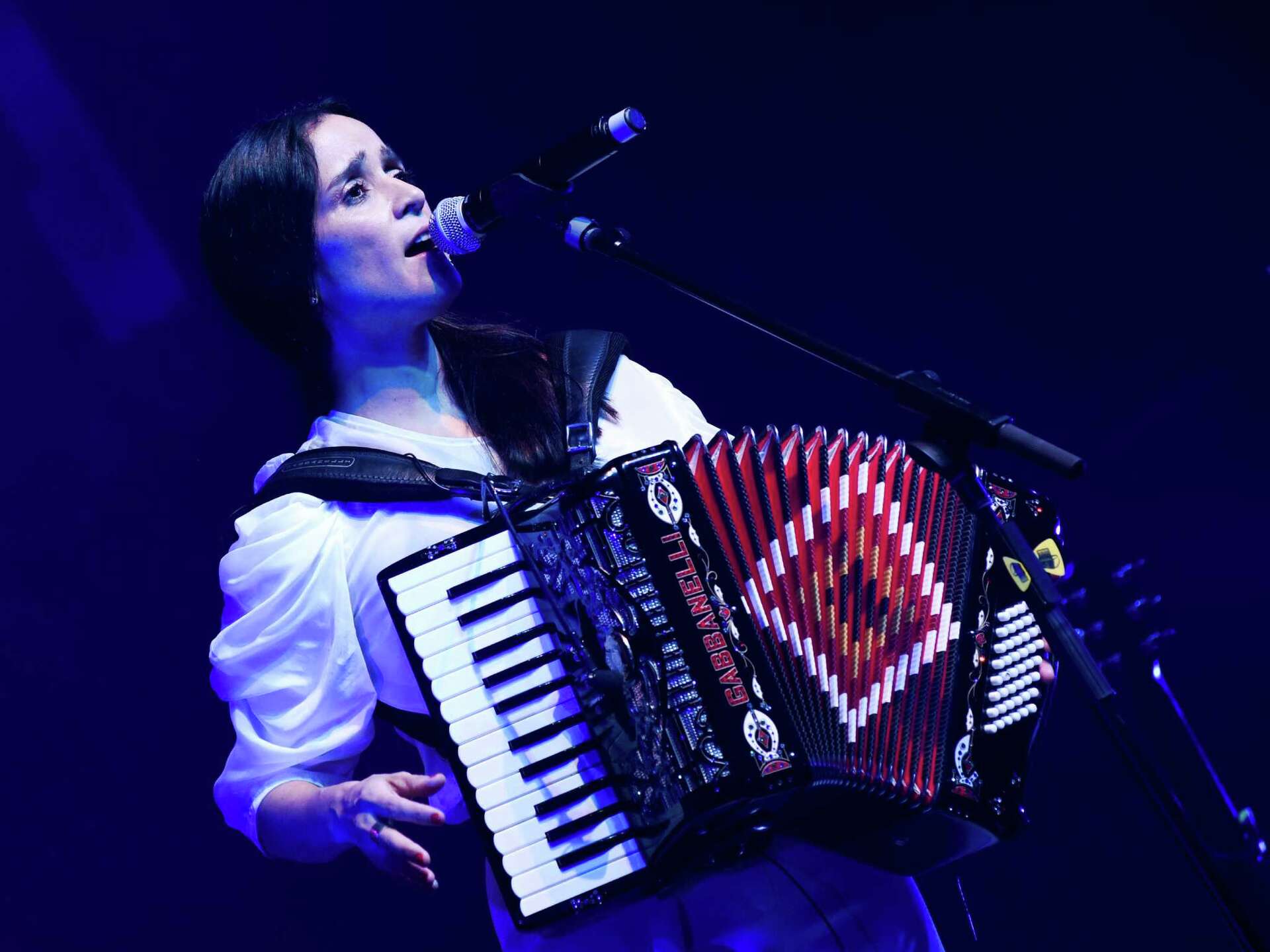 1920x1440 Julieta Venegas: Life and songs in two cultures