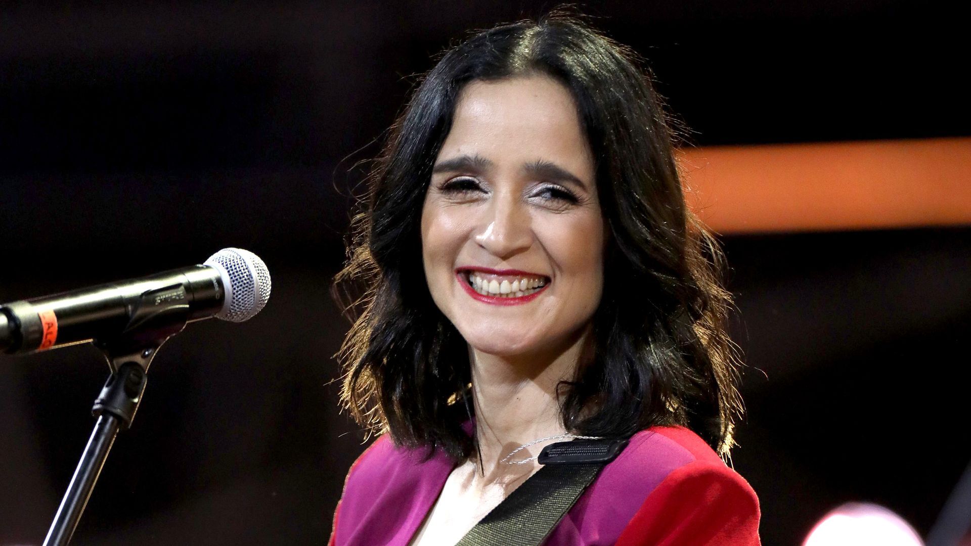 1920x1080 Julieta Venegas quiere subir al escenario con Bad Bunny en CDMX y le manda un mensaje directo. ¡HOLA!