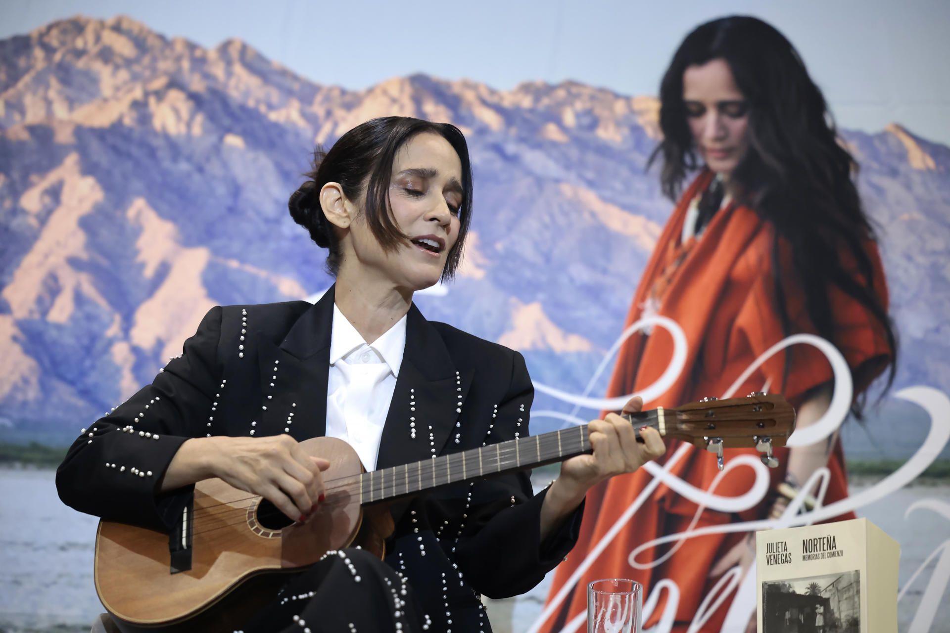 1920x1280 Julieta Venegas convierte 'Norteña', su canción más larga y rigurosa, en un libro