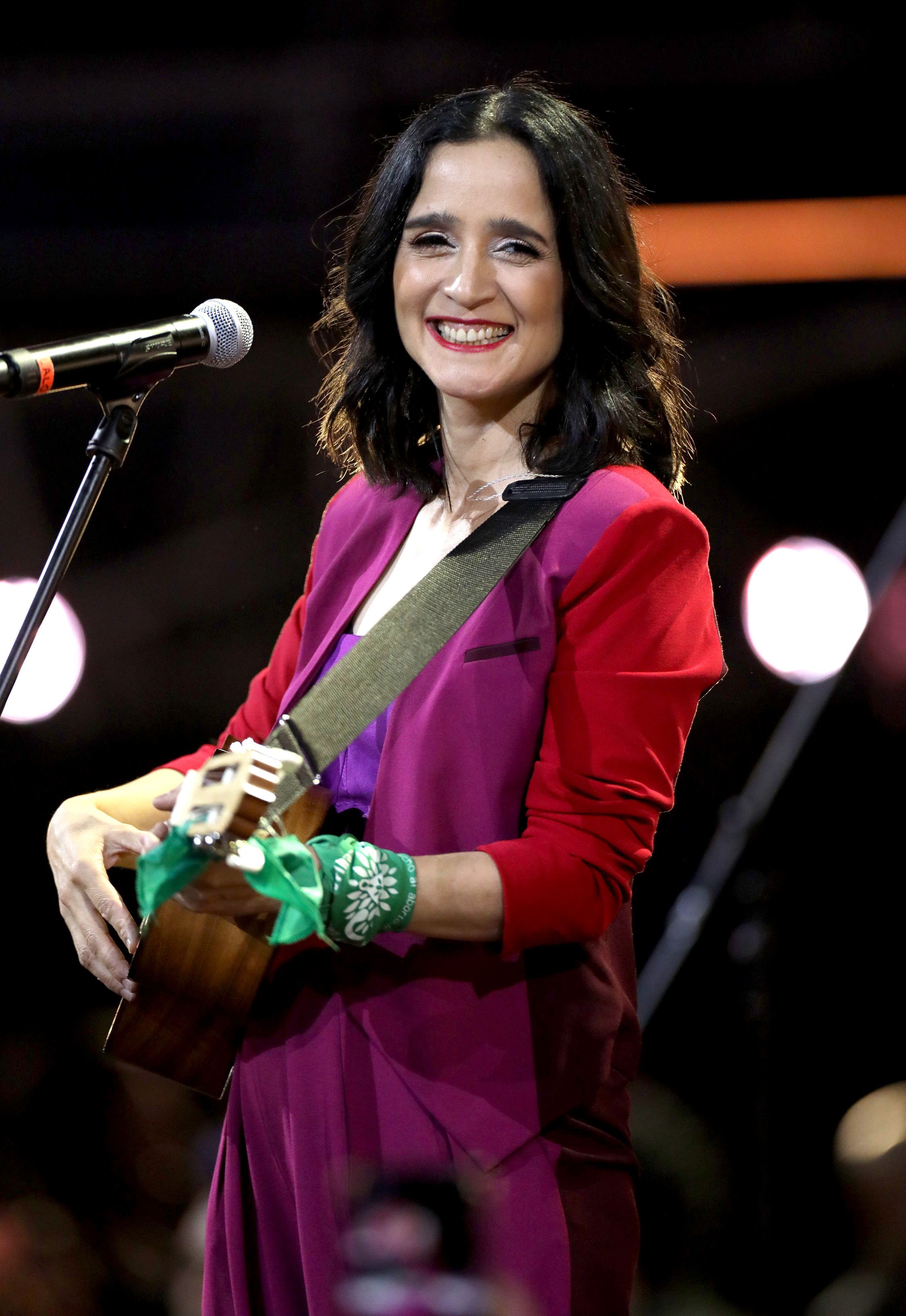2755x4000 Julieta Venegas: “Todavía sigo pidiendo a mis amigas que me escriban después de llegar a casa cuando salimos juntas por la noche