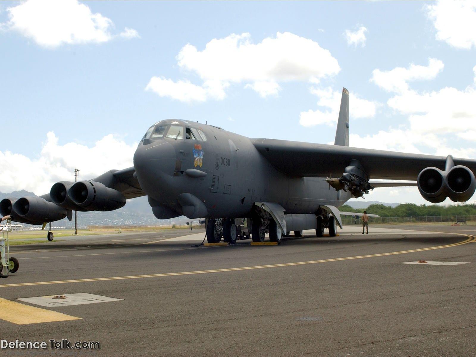 1600x1200 B 52 Strategic Bomber Aircraft Wallpaper. Defence