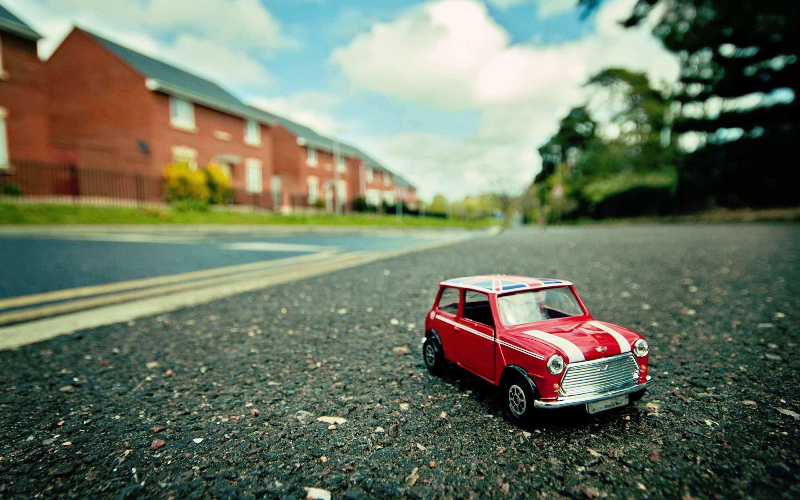 2560x1600 A toy car creating an illusion within the space with its