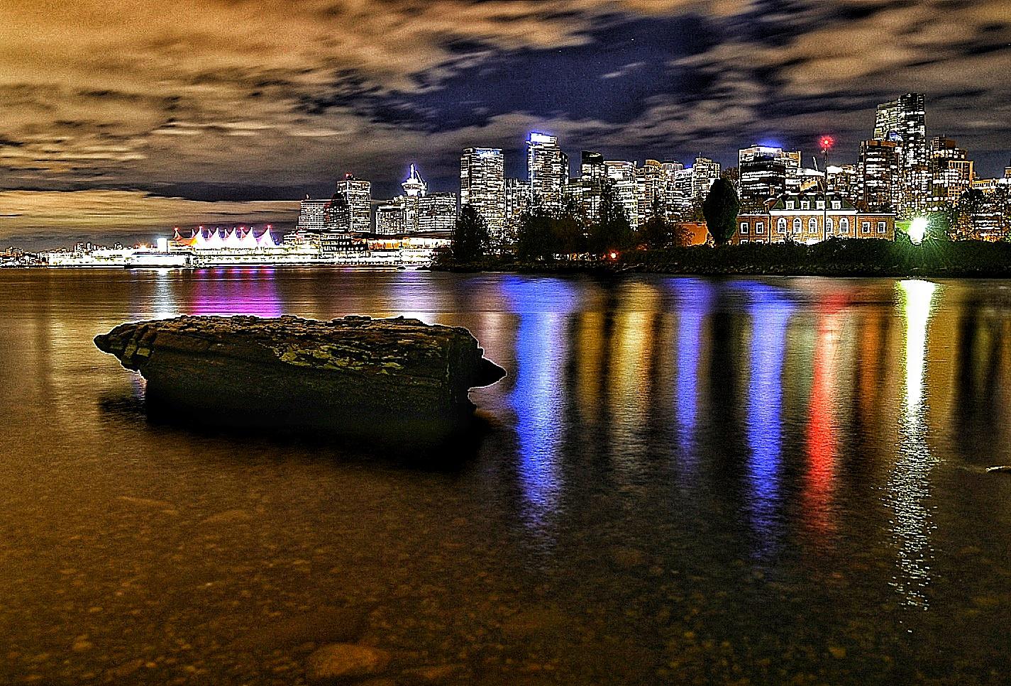 1425x967 Chillin Night time Low tide Stanley Park View