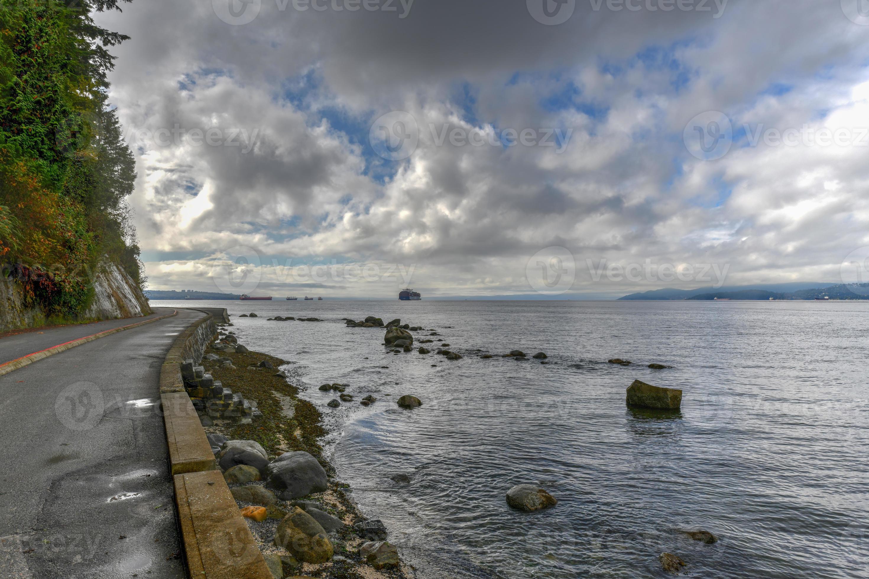 2940x1960 View of the seawall along Stanley Park in Vancouver, Canada