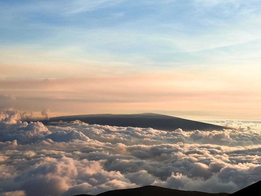 1024x768 Above the clouds on Mauna Kea. With a view of Mauna Loa. Th