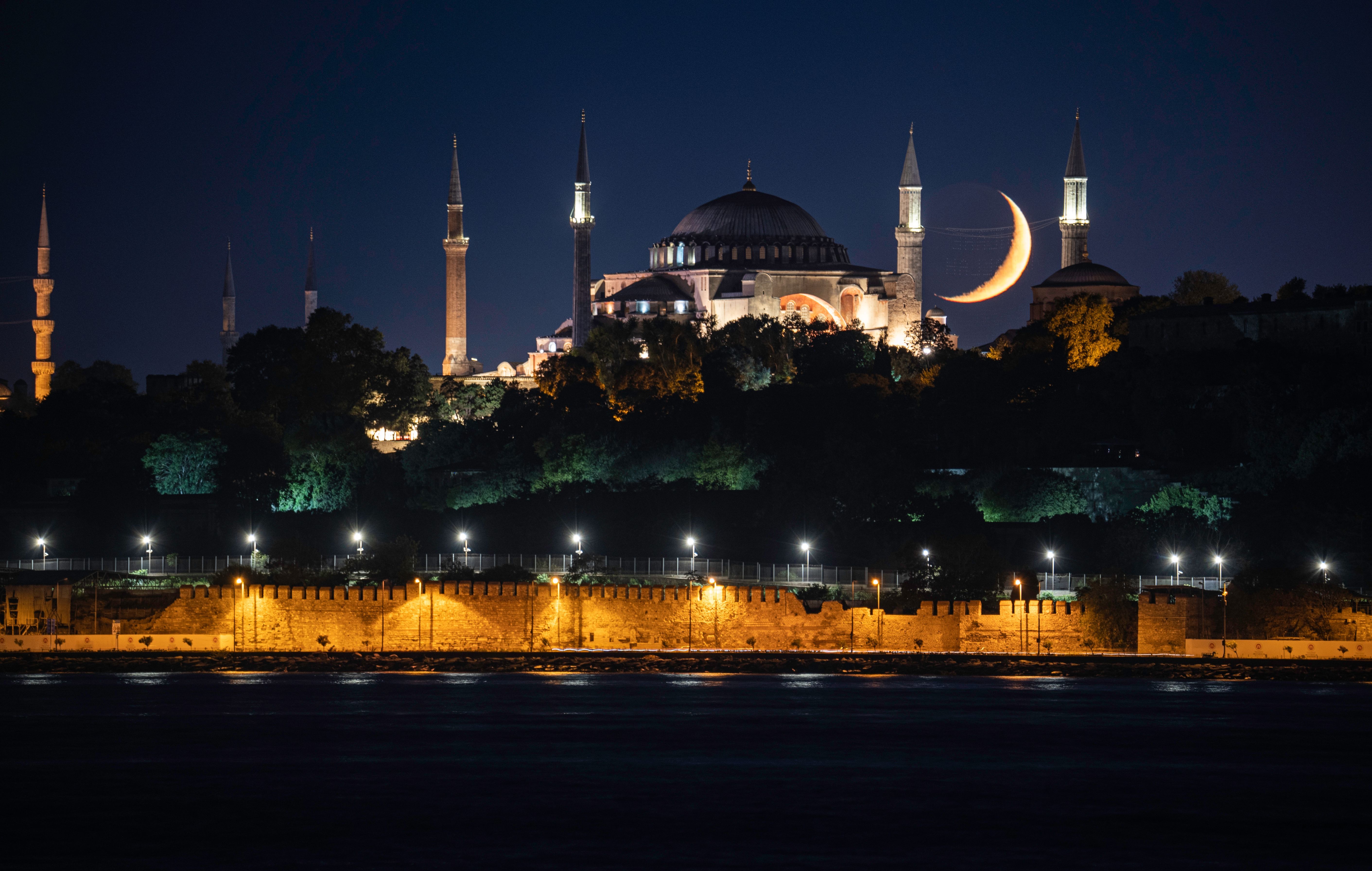 5646x3585 Hagia Sofia Grand Mosque at Night · Free